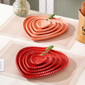 Assiette en céramique éco-responsable réutilisable en forme de fraise, sous-glaçure, disponible en différentes tailles - Product Image 2