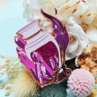 Pin Enamel Pembuatan Kunshan Pin Enamel Keras Logo Kustom Anime Lapel Pin Glitter Souvenir