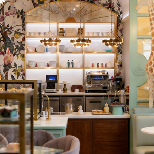 Patisserie Modern Anggun dengan Toonbank Pengatur Iklim Kaca, Toonbank Terbuka Bertingkat, dan Panel Lapisan LED Terintegrasi - Product Image 2