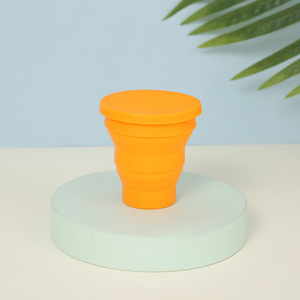 Bouchon de bouteille d'eau pliable en silicone rouge, portable, pour les voyages et les activités de plein air - Product Image 5