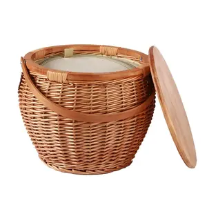 Panier ovale isolé en osier et rotin avec couvercle en bois panier rond pour pique-nique avec table à pieds pliable et portable