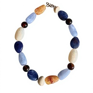 Collar de Resina Hecho a Mano con Cuentas Multicolores de Forma Irregular, Joyería Artesanal con Aspecto de Piedra Natural - Product Image 1