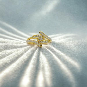 แหวนทองคำ 18K ดีไซน์คลื่นหรูหรา ประดับเพชรระยิบระยับ ดีไซน์เก๋ไก๋แบบประสานกัน เครื่องประดับชั้นดีสำหรับผู้หญิง - Product Image 3