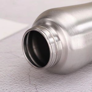 ขวดน้ำสแตนเลสสำหรับสุนัขแบบพกพา 710 มล. ปลอดสาร BPA พร้อมโลโก้สั่งทำพิเศษ เป็นมิตรกับสิ่งแวดล้อม  พร้อมถ้วยน้ำซิลิโคนแบบพลิกกลับได้ รูปทรงใบไม้ สำหรับเดินทางและเดินป่า - Product Image 4