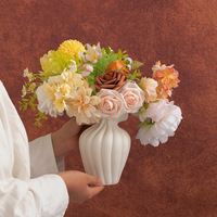 Vases en céramique Dehua en gros, nouveau style européen, en bisque haute température, à bord festonné, pour arrangement floral domestique et de bureau