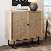 Maßgefertigtes Sideboard mit Schwarzem Rahmen und Rattangeflecht, 2 Strukturierte Stofftüren, Doppelgriff, Erhöhter Metallfuß, Modern für Küche und Kaffeebar