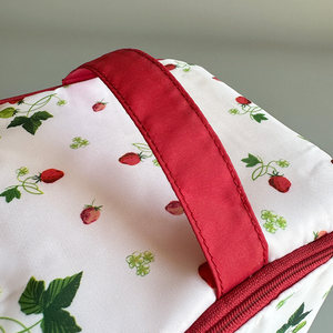 Sac de maquillage mignon en gros, sac de lavage en polyester de haute qualité avec logo imprimé, trousse de toilette portable avec poche intérieure pour femmes - Product Image 4