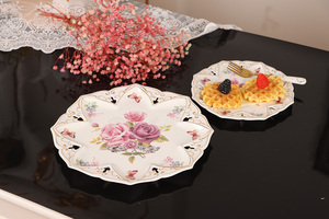 Set di stoviglie in ceramica reale, il Design ecologico della decalcomania floreale include piattino e tazze da tè per un elegante tè pomeridiano - Product Image 3