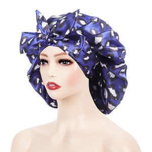 قبعة نوم ساتان قابلة للعكس بنقشة الفهد مع ربطة رأس طويلة للنساء، قبعة نوم مخصصة بطبقة مزدوجة وشريط عريض مع شعار - Product Image 4