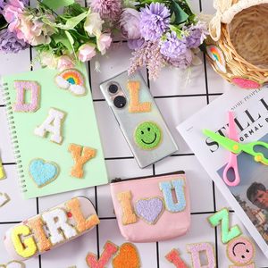 Toalha personalizada Bordado 26 Letras Alfabeto <span class=keywords><strong>Patch</strong></span> Pequena Fronteira De Ouro Costurar Ferro Em Chenille Glitters Carta Patches Para Vestuário - Product Image 4