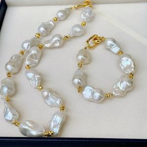 Ensemble de bracelet et collier en perles baroques naturelles avec perles plaquées or de forme irrégulière, élégant et tendance - Product Image 1