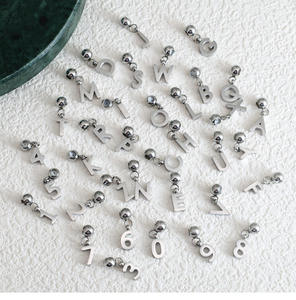 Colgante Personalizado de Letra Inicial del Alfabeto con Número Deslizante en Oro DIY, Colgante de Acero Inoxidable para Hacer Collares y Pulseras - Product Image 3