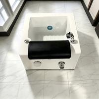 Fauteuil de pédicure professionnel de luxe pour salon, avec cuve acrylique profonde, fonction bain d'huile, lampe LED et système de jets sans conduites pour massage des pieds et des ongles.