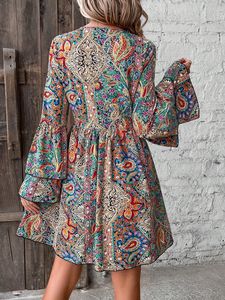 Vestido Casual Elegante 2026 para Mujeres Europeas y Americanas, Nuevo Diseño con Estampado Floral, Cuello en V, Manga Trompeta, Diseño Transfronterizo - Product Image 2