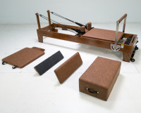Lit de Pilates en bois de hêtre avec roulettes mobiles, conception à tension de ressort réglable pour usage domestique et en studio, haute stabilité, ensemble complet