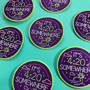 Écussons brodés personnalisés pour vêtements lueur luminescente lumineuse dans l'insigne sombre - Product Image 3