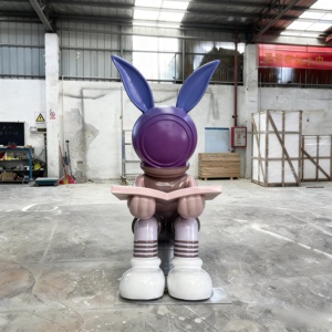 Escultura Personalizable de Conejo Astronauta Sentado de Resina con Libro, Detalles Rayados, Resistente a Arañazos y Anti-Decoloración - Product Image 3