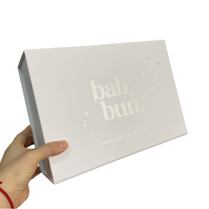 กล่องของขวัญพับได้สีขาวพิมพ์ลายโลโก้แบรนด์ตามสั่ง พร้อมปั๊มฟอยล์เงินหรูหรา สำหรับบรรจุภัณฑ์อุปกรณ์เด็ก - Product Image 1
