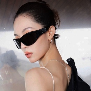 Lunettes de soleil Maji GM Co-branded avec bandeau, unisexe, ovales, coupe-vent, protection UV400, monture intégrale, style urbain, pour l'extérieur - Product Image 3
