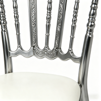 Chaise Napoléon de luxe empilable, multicolore au choix, avec assise rembourrée et structure dorée électrolytique pour hôtels et événements (vente en gros)