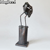 Statue d'oiseau en métal d'heron d'apparence abstraite debout sur une bûche, décoration en métal de jardin