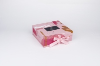 Boîte rigide rose imprimée à l'encre effet splash, avec logo personnalisé et ruban rose, pour emballage de produits de soin, maquillage ou cadeaux d'anniversaire