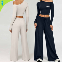 Dames sportset van ademende stof, off-shoulder, met wijde broek en lange mouwen, geschikt voor yoga en fitness.