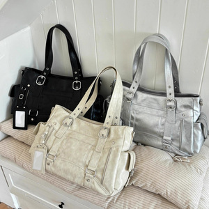 Sac fourre-tout grande capacité au design épuré et audacieux, polyvalent, style motard, minimaliste, sac à bandoulière et sac porté épaule - Product Image 1