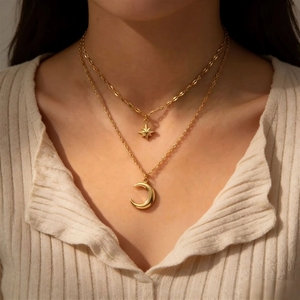 Collana in Acciaio Inossidabile Placcato Oro 18k PVD con Pendente <span class=keywords><strong>Luna</strong></span> e Stella a Otto Punte, Design a Doppio Strato - Product Image 5
