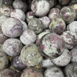 Bola de cristal de roca de piedra curativa pulida Natural al por mayor flor de ciruelo esfera de cristal de turmalina Rosa fengshui para Decoración - Product Image 6