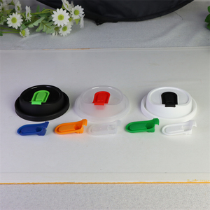 Couvercle en plastique de différentes formes avec paille et de haute qualité - Product Image 1