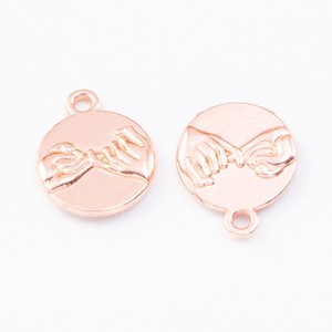 Amuleto de disco redondo Pinky Promise Hands de aleación de zinc en tono plata antigua y oro para regalo de recuerdo del Día de la Amistad - Product Image 6