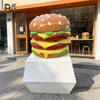 Op maat gemaakte 3D glasvezel sculptuur gigantische hamburger sandwich standbeeld voor decoratie van een voedselwinkel, geschilderd met modeltechniek