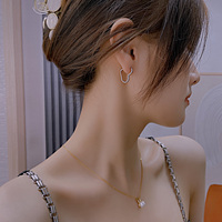 Boucles d'oreilles clous en acier inoxydable, design cœur, style luxe léger français, design de niche tendance, polyvalentes pour le quotidien, accessoires de mode pour les oreilles