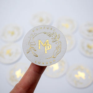 Adesivi adesivi in carta di cotone opaco in goffratura di lusso personalizzati per imballaggi - Product Image 1