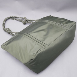 Sac fourre-tout en nylon personnalisé, grand sac à bandoulière souple, conception personnalisée, traitement ODM/OEM, service d'usine de sacs à main sur mesure - Product Image 4