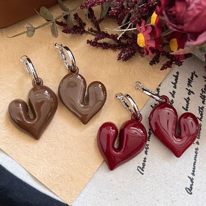 ต่างหูรูปหัวใจดีไซน์เก๋ ทันสมัย ไม่ซ้ำใคร ชุบเงินสีแดง ยี่ห้อจินยี่ อังกอร์ ทำจากอะคริลิกเรซิ่น/ลูไซต์ ขายส่ง - Product Image 4
