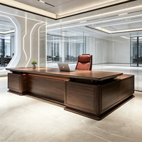 Table de bureau moderne pour PDG avec surface de travail pleine largeur, armoires latérales doubles et finition en grain de bois raffiné