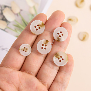 Boutons personnalisés en résine polyester, style corne, en gros, attaches décoratives rétro pour manteaux, chemises et vêtements quotidiens - Product Image 1