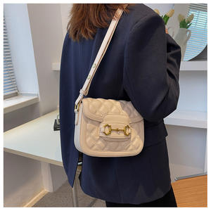 2024 가을 겨울 여성 퀼트 안장 가방 스터드에 뜨거운 판매 숙녀 패션 메신저 가방 전화 가방 도매 - Product Image 5