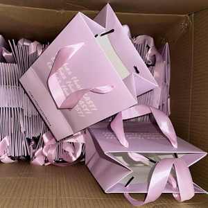 Bolsa de Compras de Cartón Rosa de Lujo con Asas y Lazo, Logotipo Personalizado, Material de Papel Recubierto para Zapatos y Regalos - Product Image 2