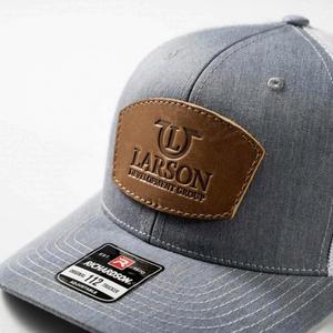Casquette Richardson 112 Trucker personnalisée avec patch en cuir, gaufrée et thermocollée, élégante pour la mode, la plage, les activités de plein air et le cyclisme, personnalisable - Product Image 5