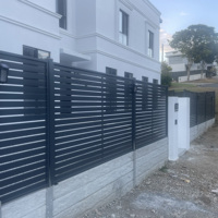 Portails Coulissants Automatiques en Alliage d'Aluminium pour Allée de Maison 6x6 pieds, Système de Moteur Électrique, Écologique, Durable, Style Moderne et Luxueux