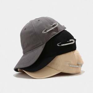 Casquette de sport tendance pour femme, idéale pour la course et le cyclisme, en coton, style baseball ou trucker, avec broche en métal et motif diamant. - Product Image 3