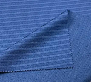 Il tessuto tridimensionale del reticolo di calcio presenta un piccolo tessuto a maglia jacquard per t-shirt sportiva