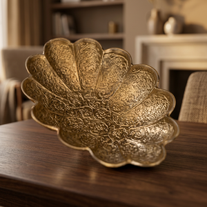 Assiette décorative en métal faite à la main, forme de fleur, motif végétal gravé, style vintage - Product Image 3