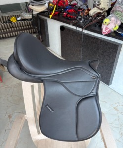 Selle d'équitation de saut de qualité supérieure - Arbre en plastique - Entièrement recouverte de cuir souple - Selle anglaise - Product Image 6