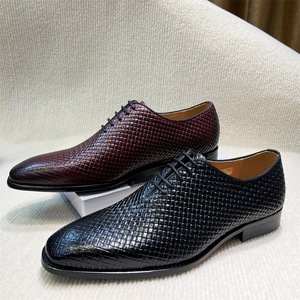 Chaussures formelles d'affaires en relief à motif tissé en cuir véritable fait à la main pour hommes chaussures d'affaires décontractées respirantes pour hommes - Product Image 3