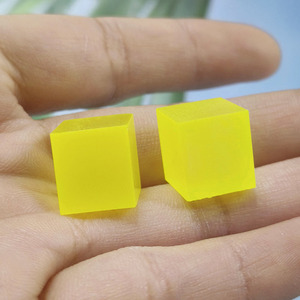 Material sin cortar de color amarillo fluorescente, sintético, Ce GAGG, granate de gadolinio-aluminio-gallio, en bruto para la fabricación de gemas sueltas - Product Image 2