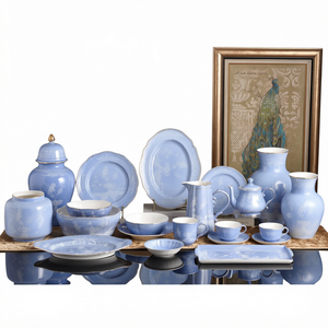Service de table en céramique portable de luxe, style européen, bleu fruité, 6 pièces, avec bordure dorée, comprenant assiettes, bols, tasses, théière, vases et kit de tasses en porcelaine - Product Image 1
